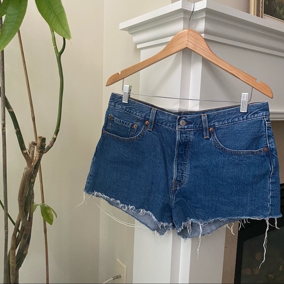 LEVI’S Blue Medium Wash Mid-rise Cutoff Denim Shorts - Picture 2 of 9